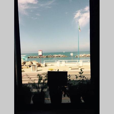 Bilocale Fronte Mare Lägenhet Marina Di Pisa Exteriör bild