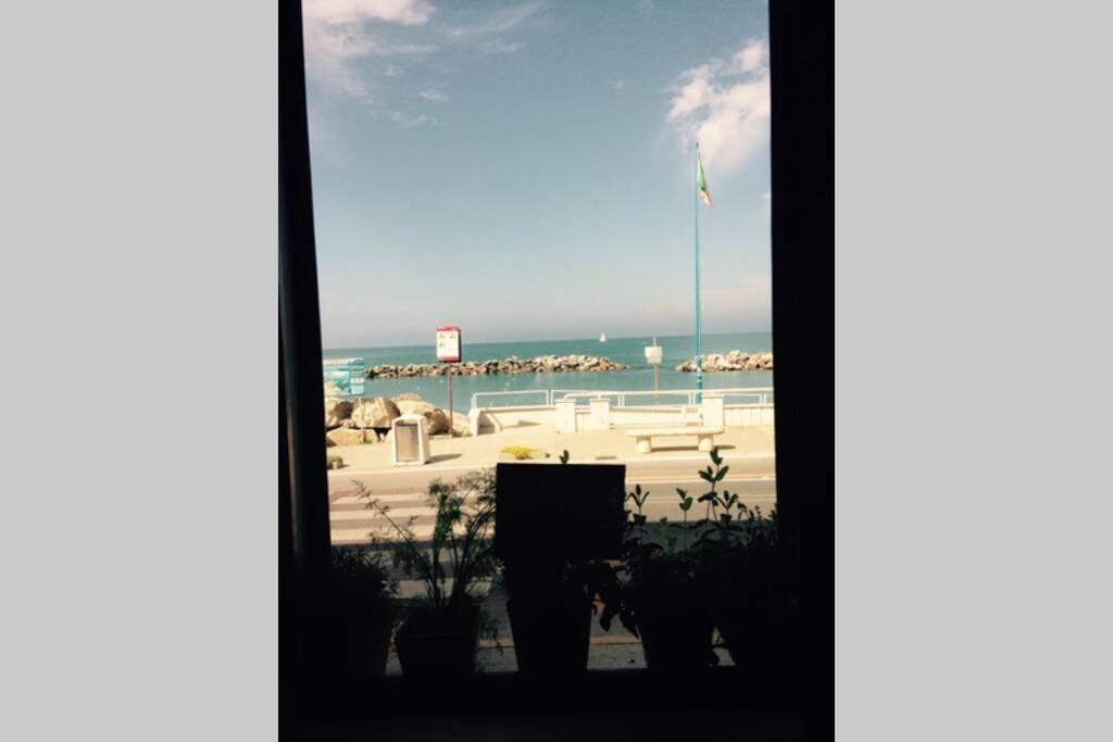 Bilocale Fronte Mare Lägenhet Marina Di Pisa Exteriör bild